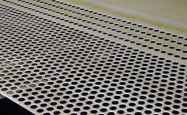 鋼板沖孔網(wǎng)在沖孔的時(shí)候要注意的問(wèn)題 鋼板沖孔網(wǎng)在沖孔的時(shí)候要注意的問(wèn)題